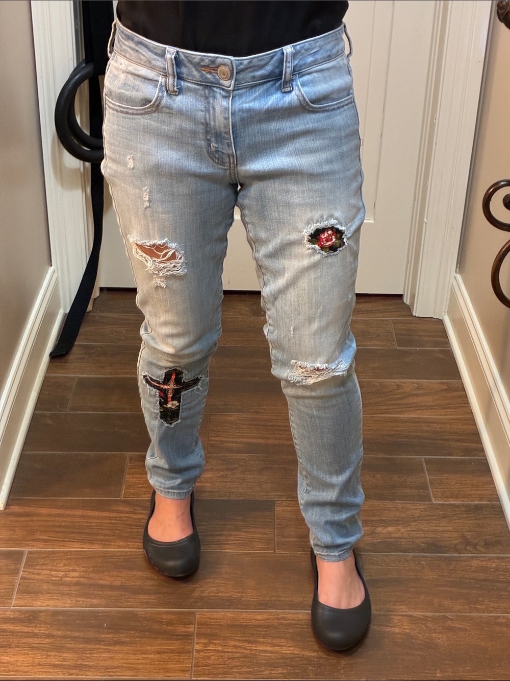 Women’s American Eagle Distressed Jeans w/ Hand-Sewn Cross/Rose Patches, W30 - Picture 3 of 14